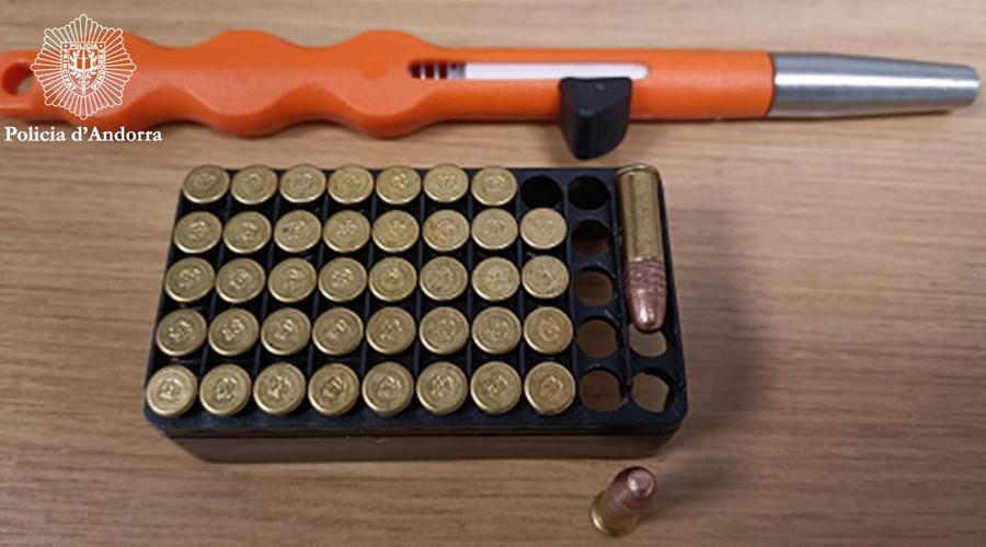 En bolígraf pistola del calibre 22 que duia l'home detingut (Policia d'Andorra)