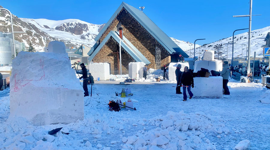 Blocs de neu que acabaran esdevenint escultures al Pas de la Casa (Comú d'Encamp)