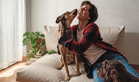 Una dona amb dos gossos