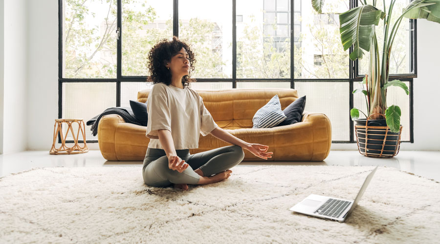 Una dona meditant (iStock)