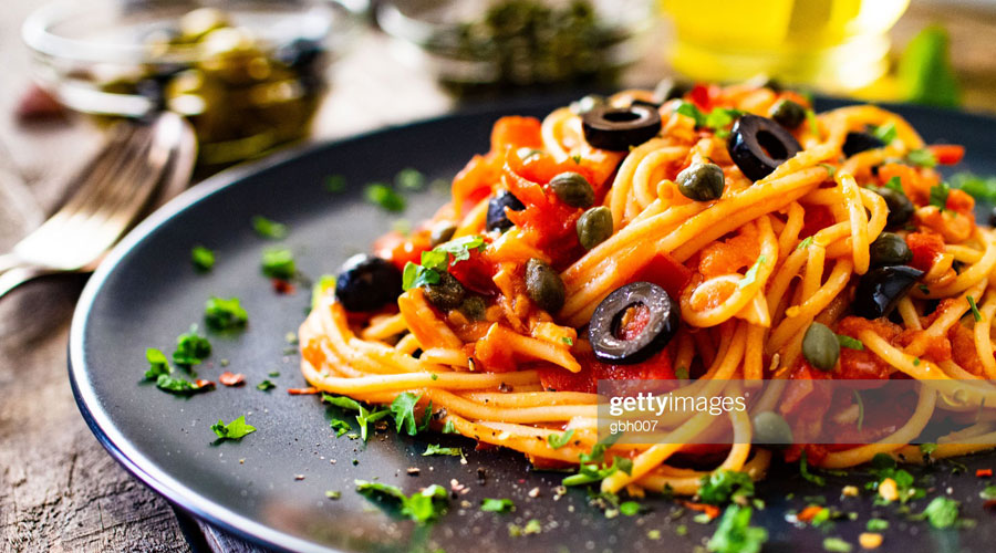 Espaguetis a la Puttanesca (Getty images)