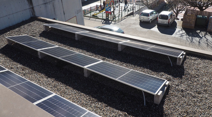 Plaques solars instal·lades al terrat de l'Espai Dinosfera de Coll de Nargó (RàdioSeu)