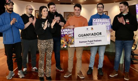 Ramon Pujol amb el "taló" de 400 euros per guanyar el concurs del cartell de carnaval (Comú d'Encamp)