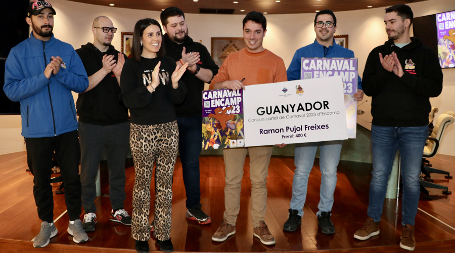 Ramon Pujol amb el "taló" de 400 euros per guanyar el concurs del cartell de carnaval (Comú d'Encamp)