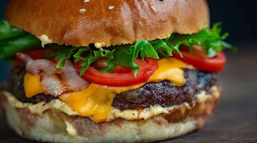 Una hamburguesa (Valeria Boltneva / Pexels)