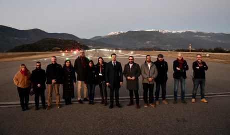 Les autoritats en el simulacre d'il·luminació a l'aeroport Andorra-La Seu