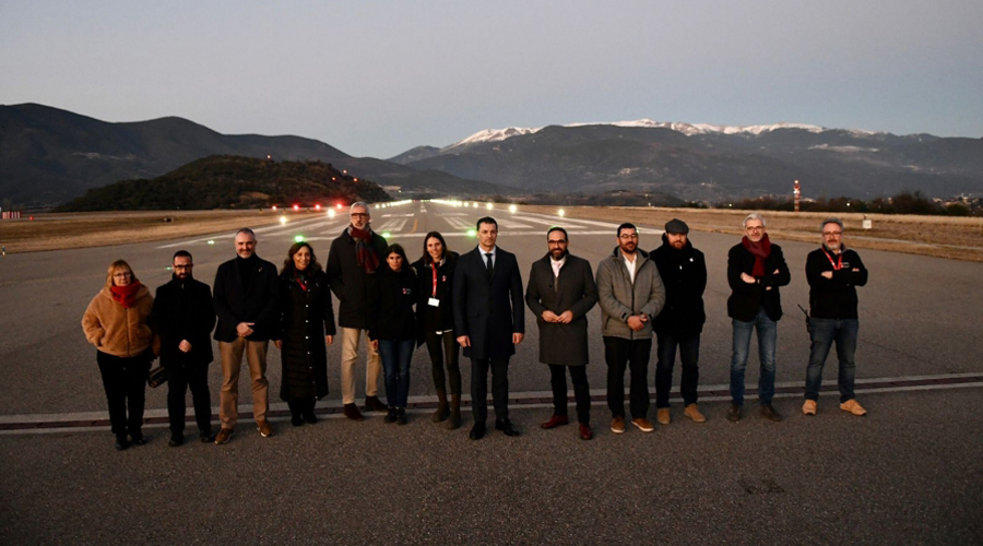 Les autoritats en el simulacre d'il·luminació a l'aeroport Andorra-La Seu