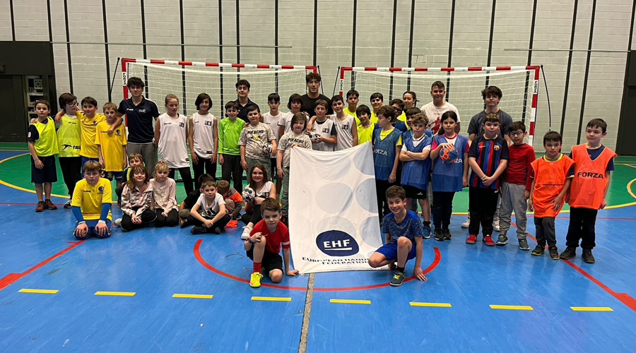 Participants a la primera mini trobada d'handbol (FAH)