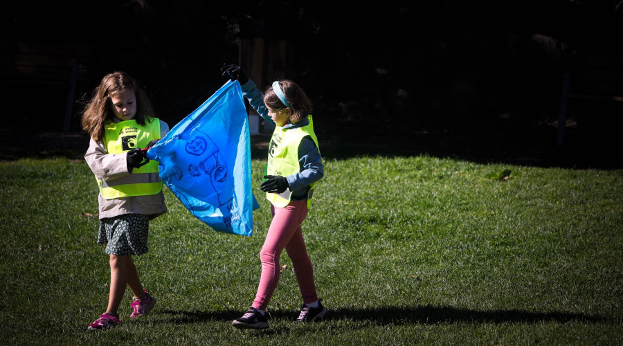 Dues nenes recollint deixalles (SFGA)