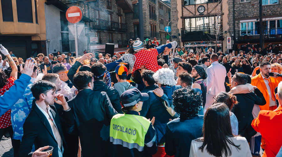 La penjada del Carnestoltes a Encamp (Ruben Calvo - Comú d'Encamp)