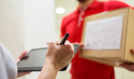 Un repartidor de menjar a domicili