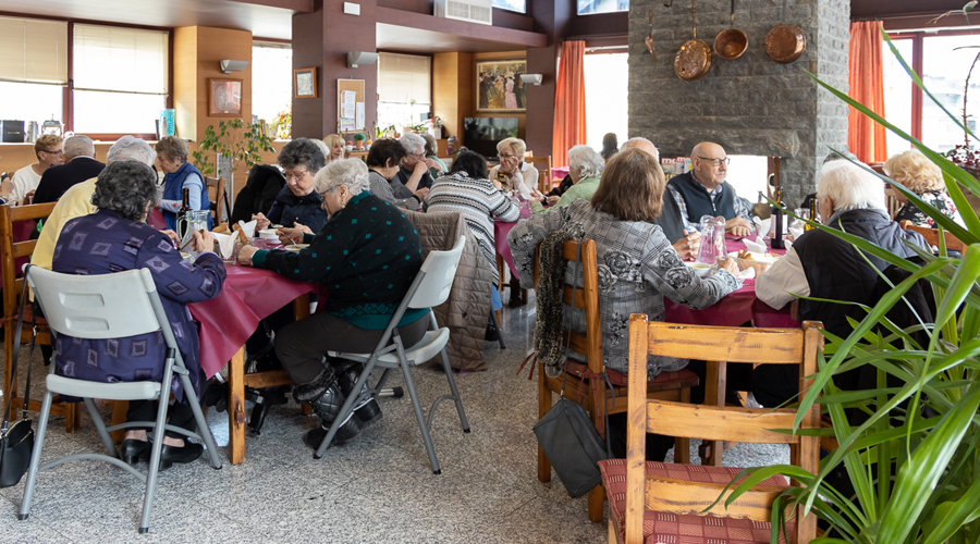 Assistents a l'àpat del trinxat de carnestoltes a la Casa Pairal d'Ordino (Comú d'Ordino)