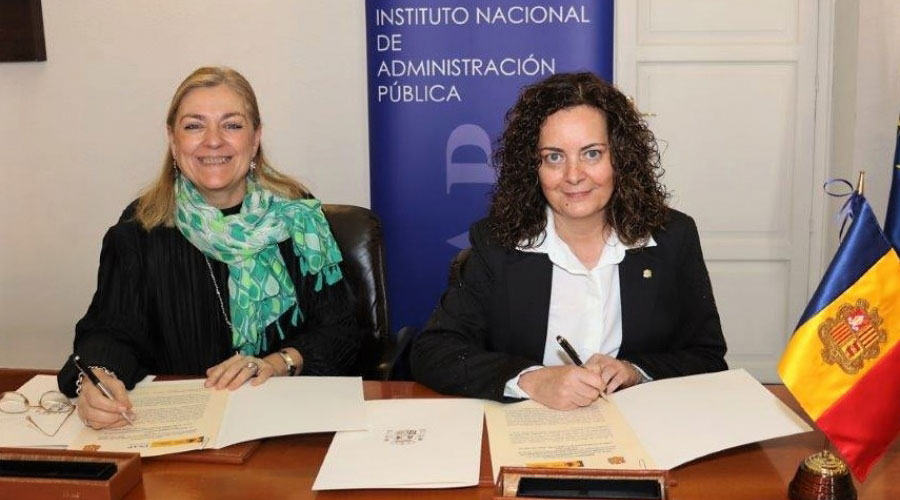 Lara Vilamala (dreta) amb Consuelo Sánchez signant el conveni de col·laboració en l'àmbit del servei públic (SFGA)