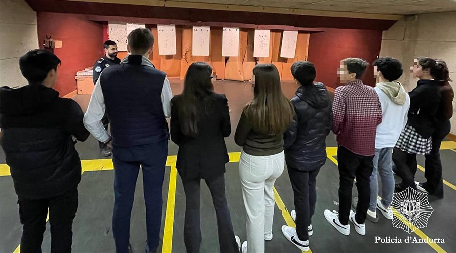 Alumnes del Lycée visitant la Policia