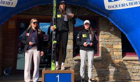 Carla Mijares dalt del podi i Íria Medina, tercera, a la "seva" esquerra