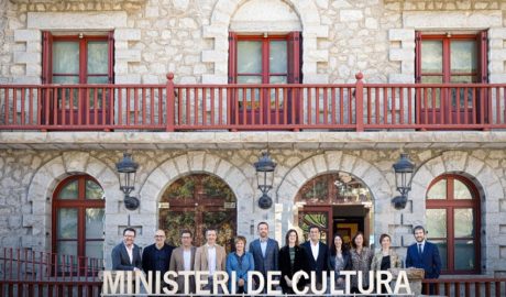 Les autoritats i responsables del festival ClàssicAND davant de la seu de Cultura