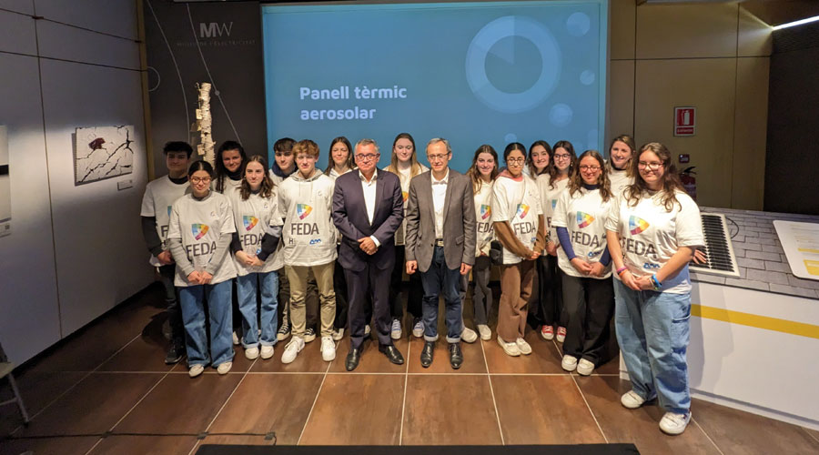 Albert Moles i Salvan Olivier (al centre) amb els alumnes que seran patrocinats (FEDA)
