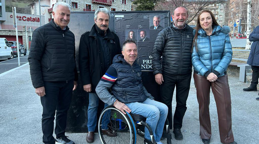 Liberals en l'enganxada de cartells a Encamp amb el candidat nacional Josep Maria Cabanes, a l'esquerra (Liberals)