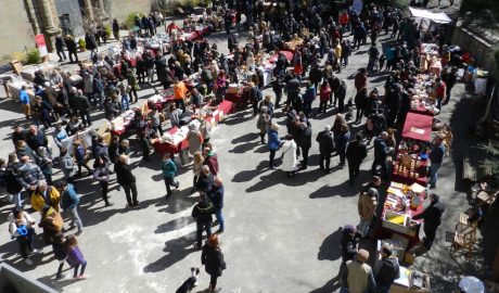 Una de les edicions de la Fira de la Mel de Riner