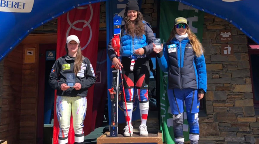 Íria Medina (esquerra) al segon calaix del podi dels Nacionals espanyols a Baqueira (FAE)