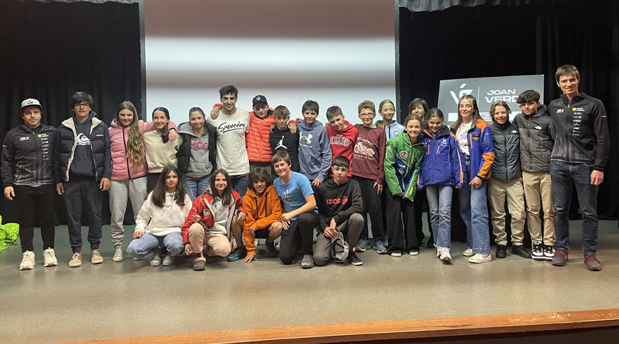Joan Verdú, sisè per l'esquerra, membres de l'equip i joves promeses de l'esquí andorrà (FAE)