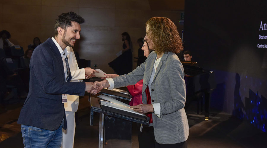 Joel Sàmper rebent la seva beca de la Fundació La Caixa (Fundació)