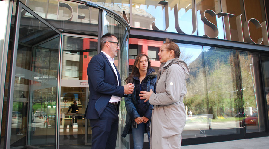 A la foto, els Liberals Víctor Filloy, Maribel Lafoz (dreta), i Noèlia Dobarro (al centre). Imatge: Liberals