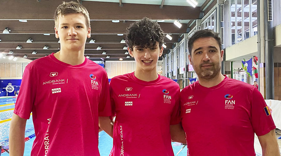 Els nedadors Biel Cuen i Max Suárez amb el tècnic Alfonso Maltrana (FAN)