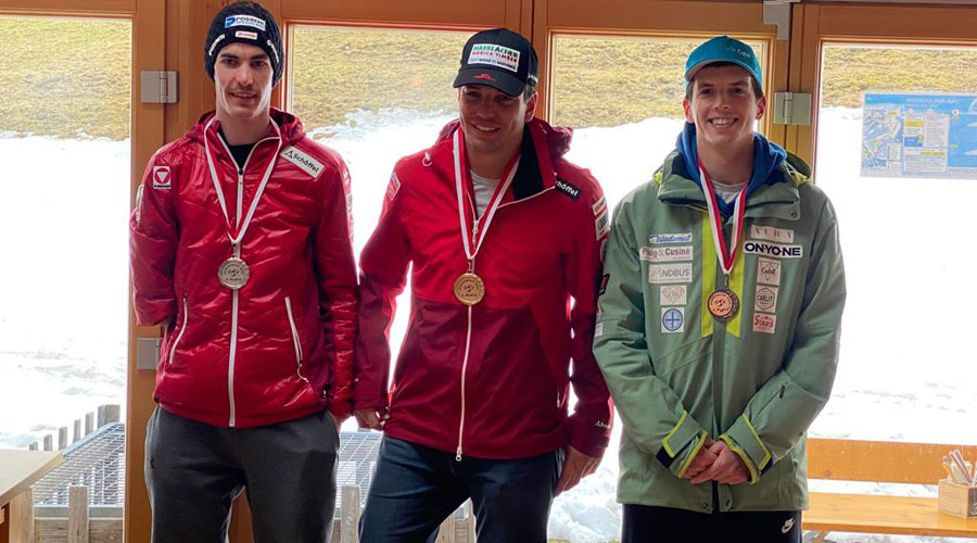 Roger Puig, primer per la dreta (FAE)