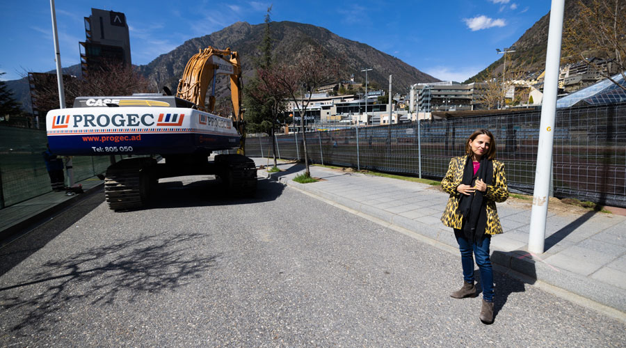 La cònsol major d'Escaldes, Rosa Gili, en l'inici dels treballs al carrer Veedors (comuee)