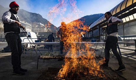 Els calçots cuinant-se al foc viu. Foto: AndorraCapital al Twitter
