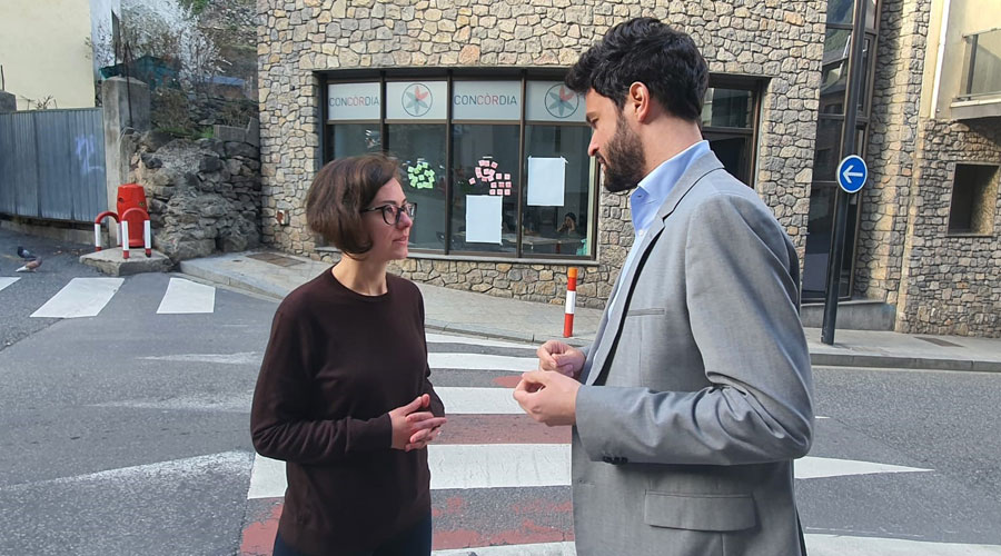 Cerni Escalé davant de la seu de Concòrdia (Concòrdia)