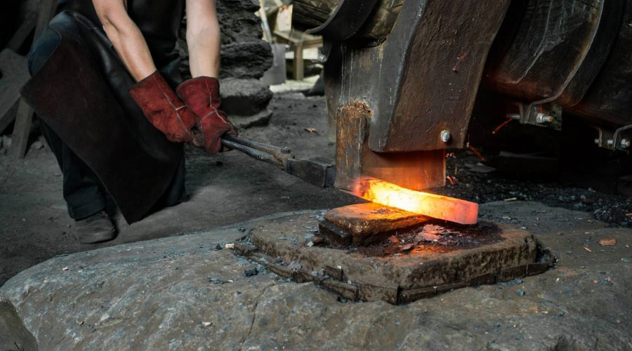 Un professional treballant el ferro (SFGA)