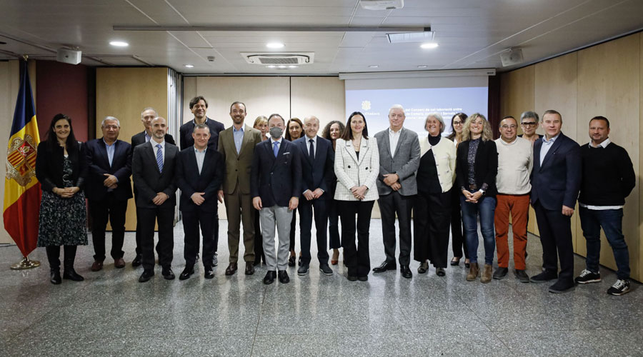 Foto de família entre Govern, CCIS i representants del sector turístic (SFGA)