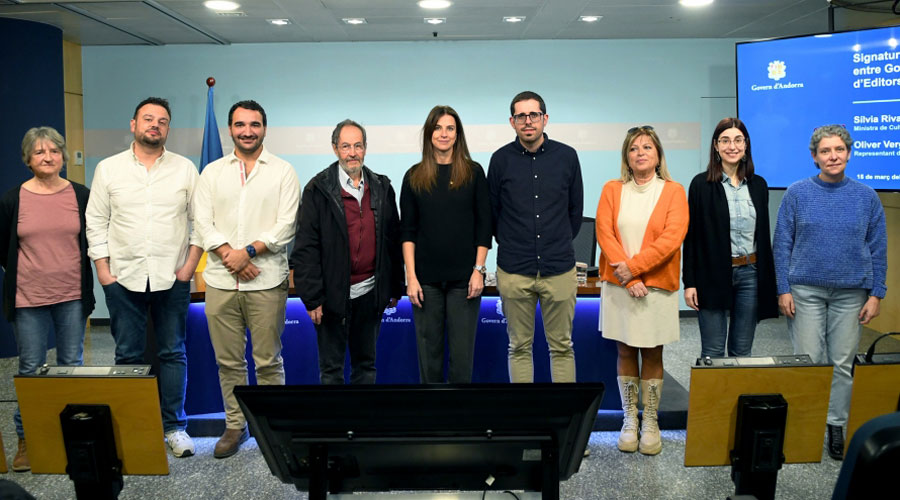 Al centre, la ministra Riva amb els editors d'Andorra (SFGA)