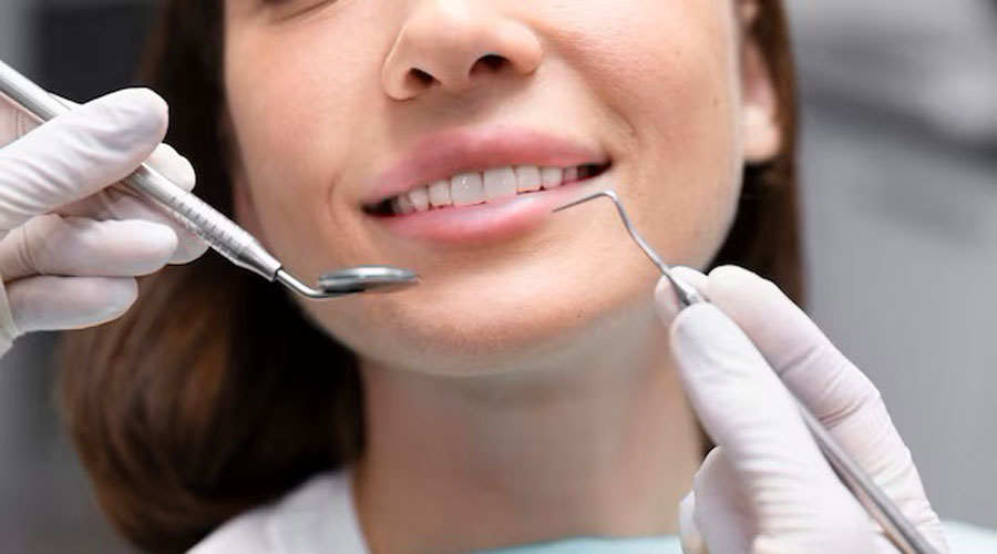 Pacient a la consulta d'un dentista (freepik)