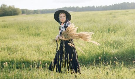 Una dona recollint cereals