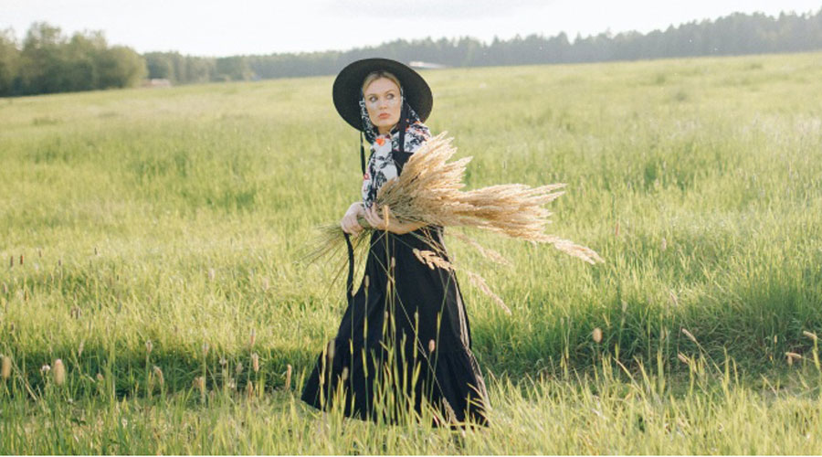 Una dona recollint cereals (Pexels)