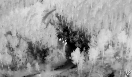 El dron amb càmera tèrmica localitzant els excursionistes en un simulacre a la muntanya