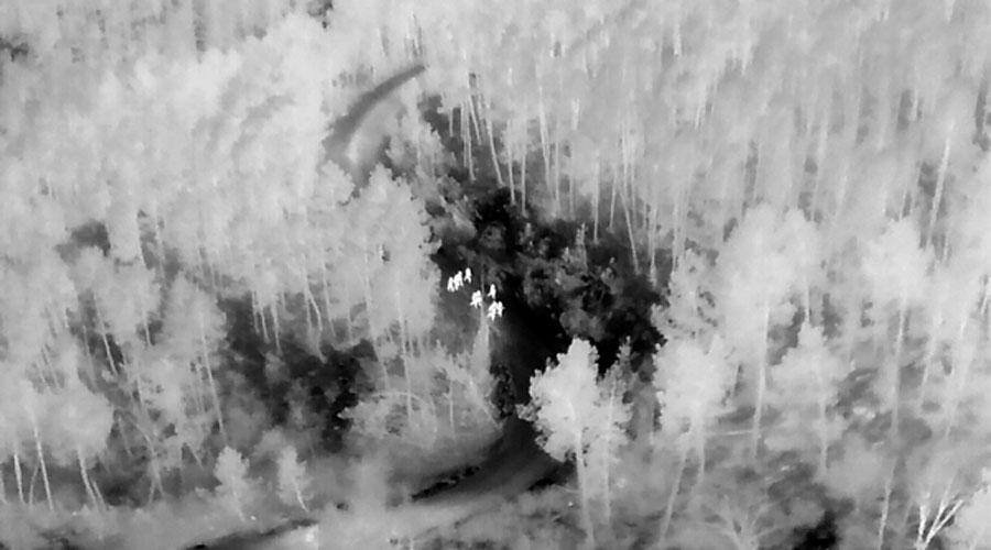 El dron amb càmera tèrmica localitzant els excursionistes en un simulacre a la muntanya (RàdioSeu)