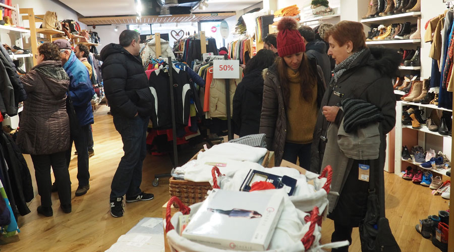 Visita guiada a la botiga de roba de segona mà Grapats, a la Seu (RàdioSeu)