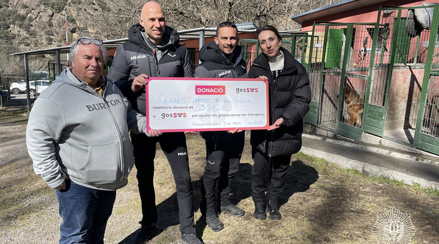 La Policia lliurant els 3.000 euros a GosSOS (Policia d'Andorra)