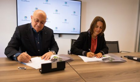 Xavier Espot Miró i Rosa Gili signant la renovació del conveni dels horts per a la gent gran