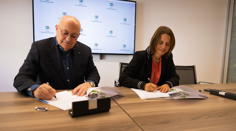 Xavier Espot Miró i Rosa Gili signant la renovació del conveni dels horts per a la gent gran (comuee)