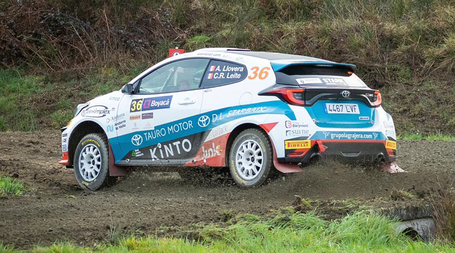 Llovera i Leite a bord del seu Toyota Yaris (FotoEsport)