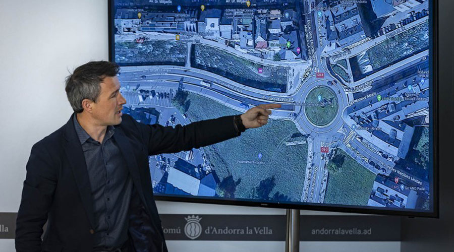 El cònsol major d'Andorra la Vella mostrant les millores urbanístiques projectades (AndorraCapital)