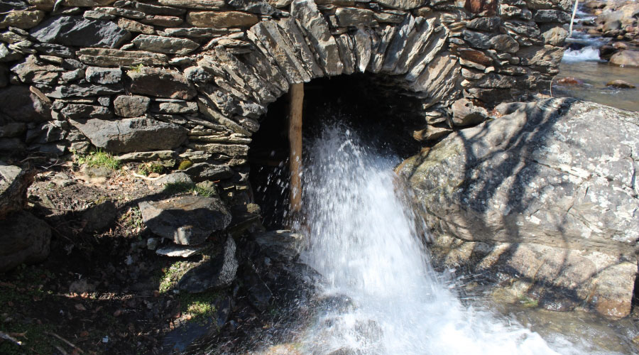 La mola de Cal Pal en funcionament, a la parròquia d'Ordino (SFGA)