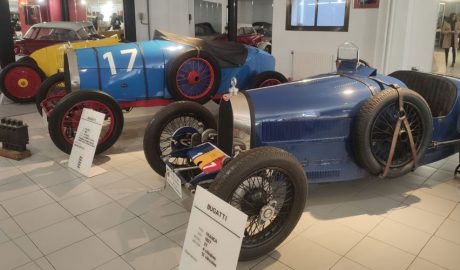 Vehicles antics exposats al Museu Nacional de l'Automòbil