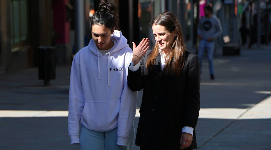 A la dreta, Noelia Souque, candidata número 2 d'ACCIÓ (ACCIÓ)