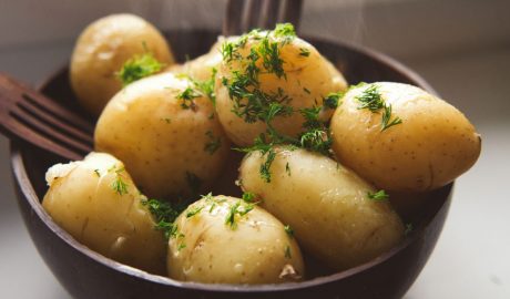 Un bol de patates bullides